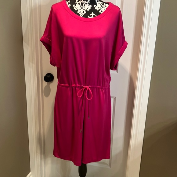 Fucshia Rachel Roy scoop neck short sleeve dress w/tie@waist - Picture 1 of 13